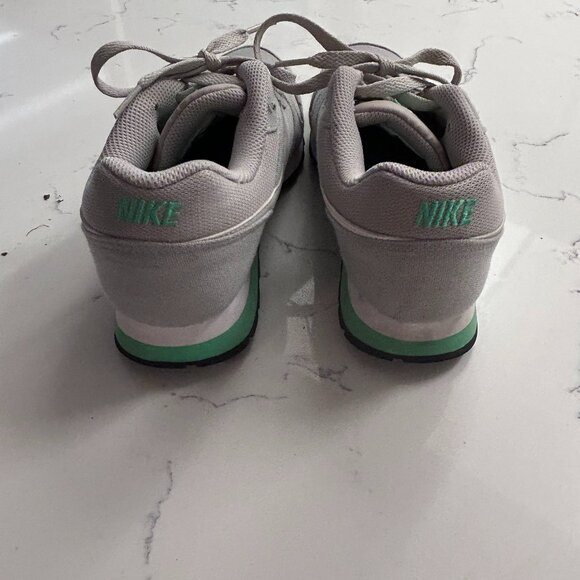 Nike Womens MD RUNNER 2 Size 6.5 - Picture 2 of 5
